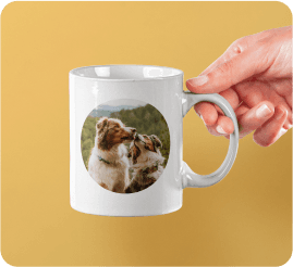 Bögrét tartó személy