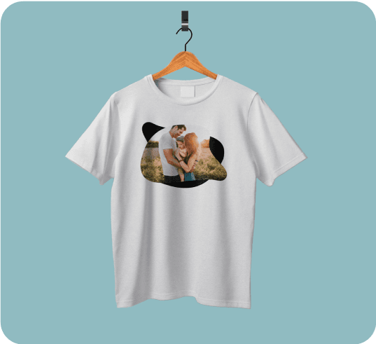 Poló vállfára akasztva